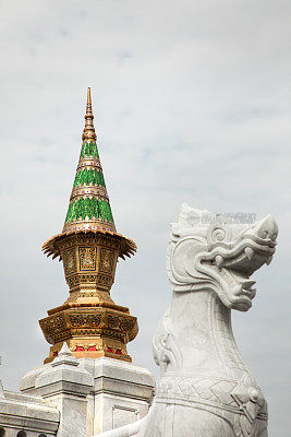 建筑细节从外部的佛教寺庙，Wat Traimit在曼谷